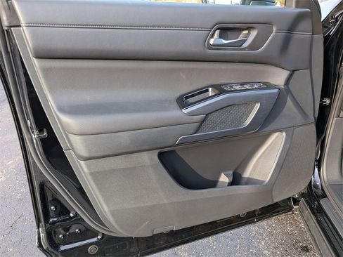 New 2025 Nissan Pathfinder SL image 9