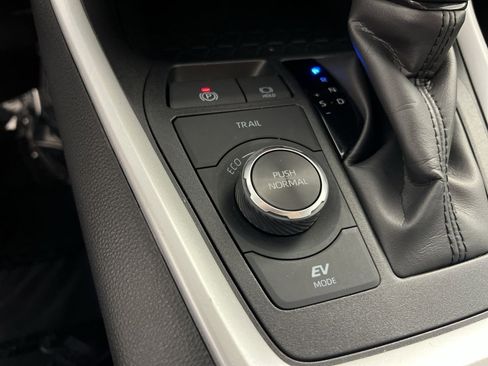 Used 2025 Toyota RAV4 XLE image 32