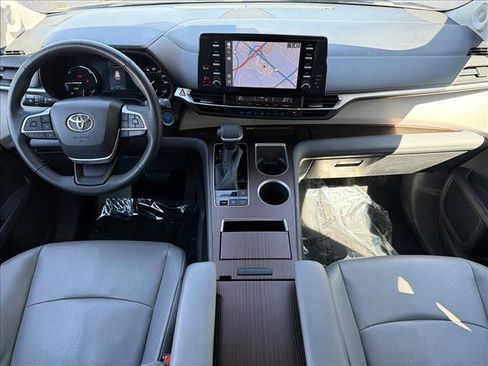 Used 2022 Toyota Sienna XLE w/ XLE Plus Package image 23