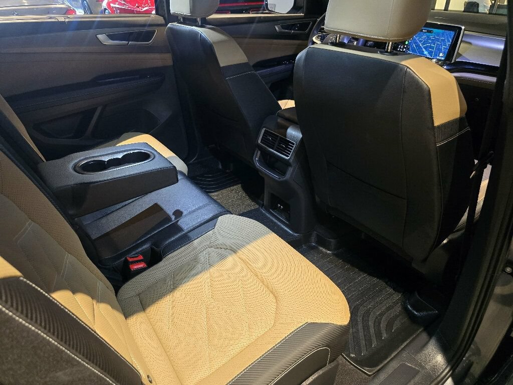 Used 2024 Volkswagen Atlas Cross Sport SE w/ Panoramic Sunroof Package FWD image 25