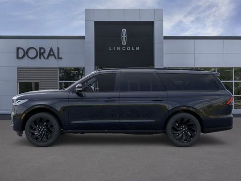New 2026 Lincoln Navigator L Reserve AWD/4WD image 3