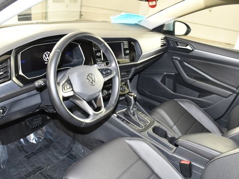 Used 2024 Volkswagen Jetta SE FWD image 2