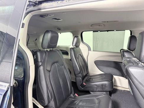 Used 2022 Chrysler Pacifica Touring-L w/ Uconnect Theater Family Group image 24