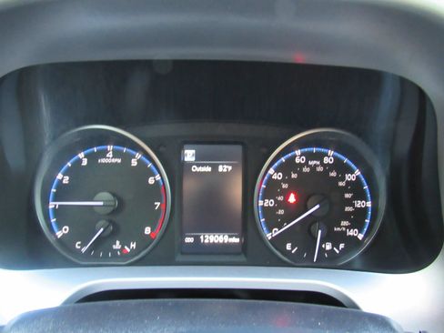 Used 2018 Toyota RAV4 LE FWD image 10