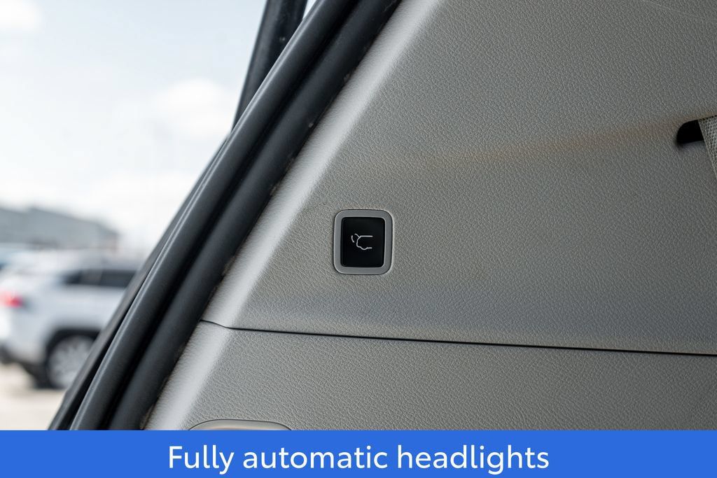 Used 2024 Chrysler Pacifica Touring-L FWD image 11
