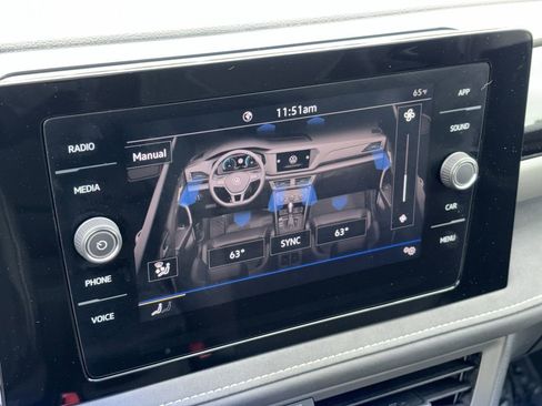 Used 2025 Volkswagen Taos SE FWD image 16