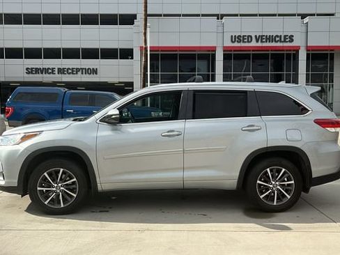 Used 2017 Toyota Highlander XLE AWD/4WD image 3