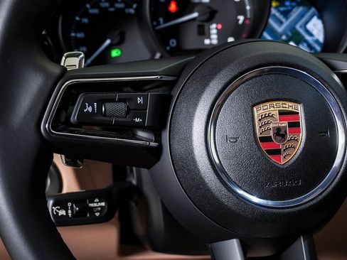 Certified 2025 Porsche Macan image 20