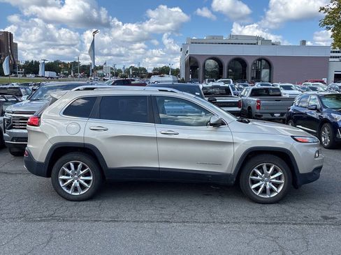 Used 2015 Jeep Cherokee Limited w/ Luxury Group AWD/4WD image 4
