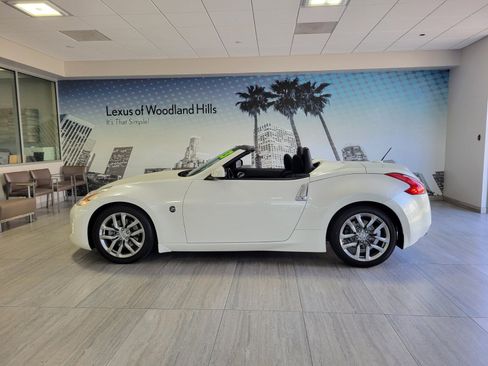 Used 2013 Nissan 370Z Roadster RWD image 2