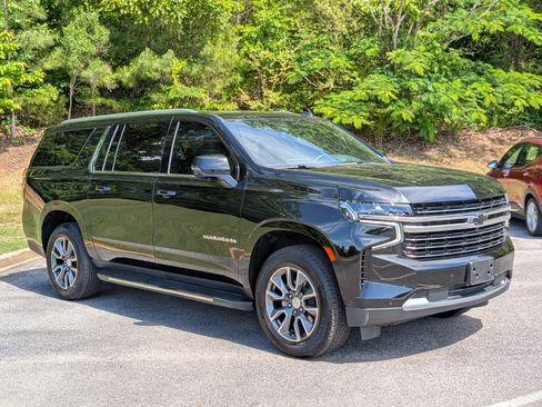 Used 2024 Chevrolet Suburban LT w/ LT Signature Package RWD image 11