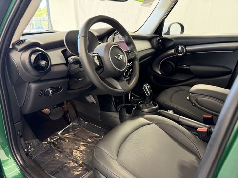 Used 2024 MINI Cooper 4-Door Hardtop FWD image 9