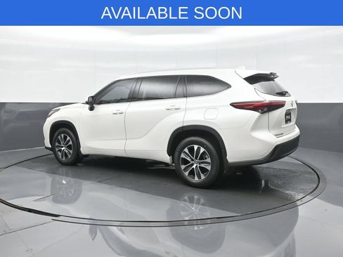 Used 2021 Toyota Highlander XLE AWD/4WD image 5