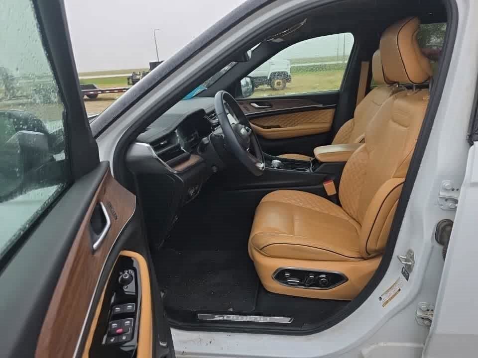 Used 2023 Jeep Grand Cherokee Summit AWD/4WD image 9