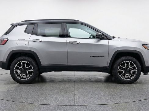 Used 2025 Jeep Compass Trailhawk AWD/4WD image 11