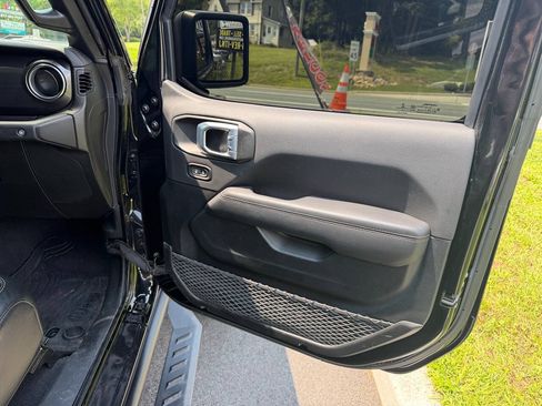 Used 2021 Jeep Wrangler Unlimited Rubicon w/ Dual Top Group AWD/4WD image 19