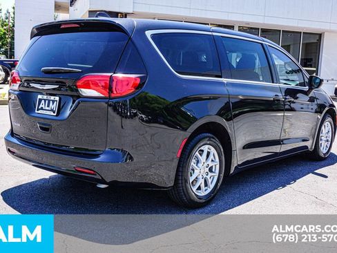 Used 2023 Chrysler Voyager LX FWD image 6