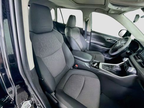 Used 2019 Toyota RAV4 XLE w/ Convenience Package FWD image 32
