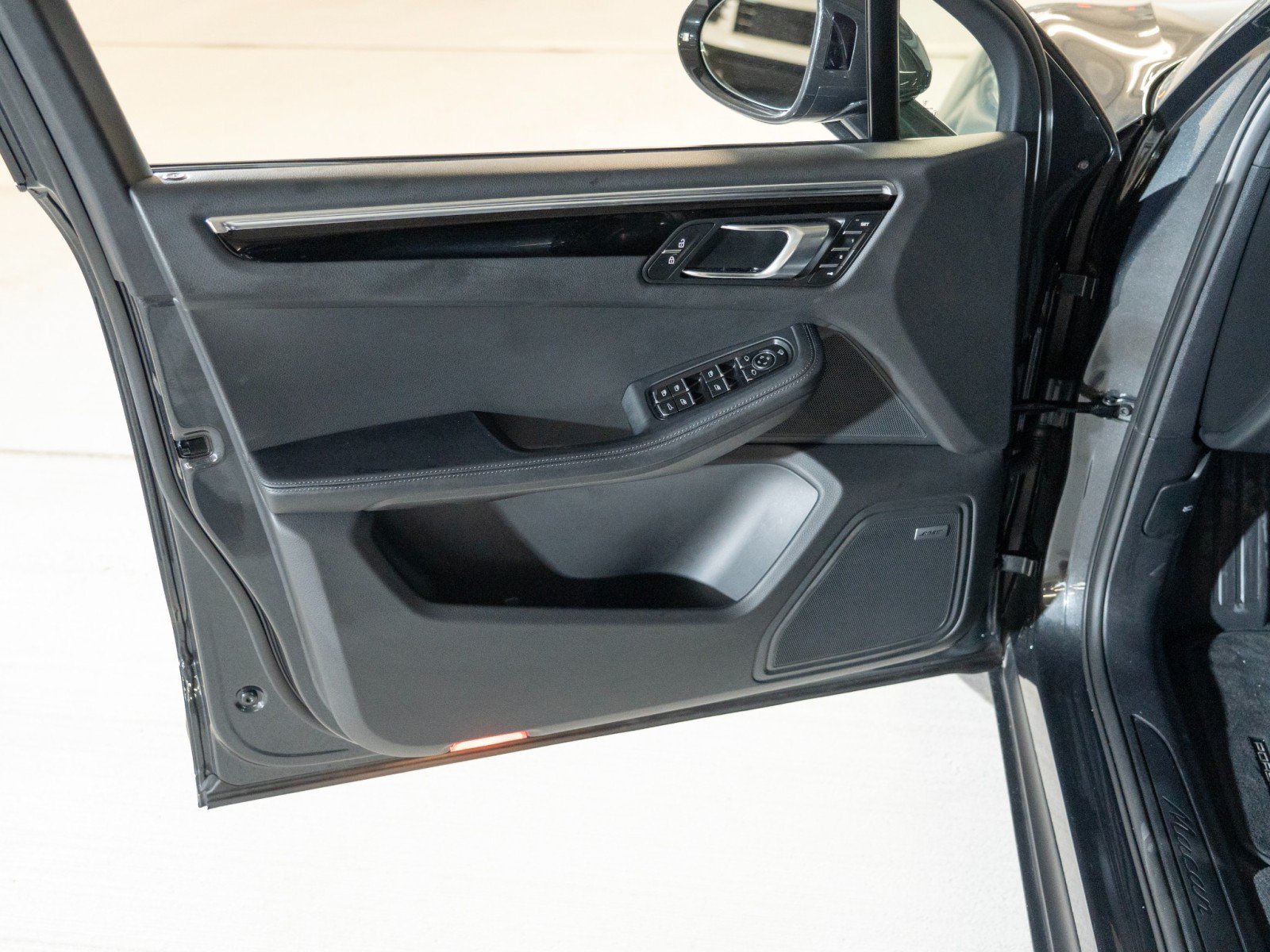 Certified 2026 Porsche Macan AWD/4WD image 17