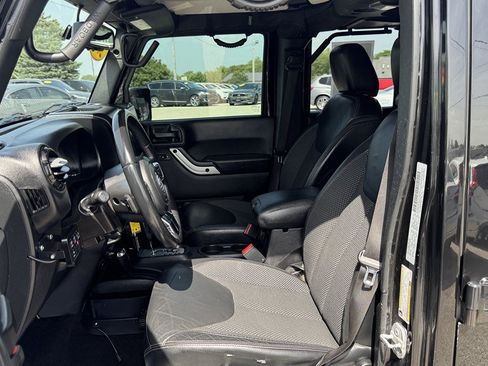 Used 2016 Jeep Wrangler Unlimited Sahara AWD/4WD image 15