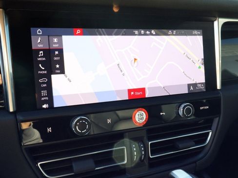 Certified 2025 Porsche Macan image 17