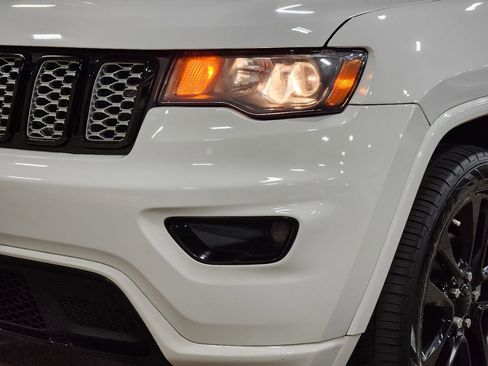 Used 2019 Jeep Grand Cherokee Altitude image 14