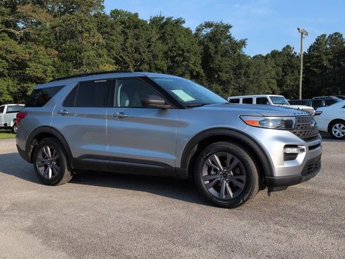 Used 2021 Ford Explorer XLT w/ Equipment Group 202A RWD image 2