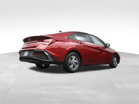 Used 2026 Hyundai Elantra SE FWD image 36