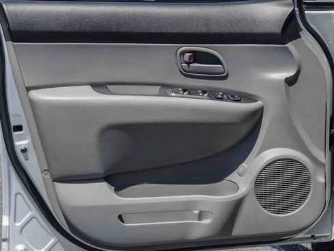 Used 2007 Kia Rondo LX image 19