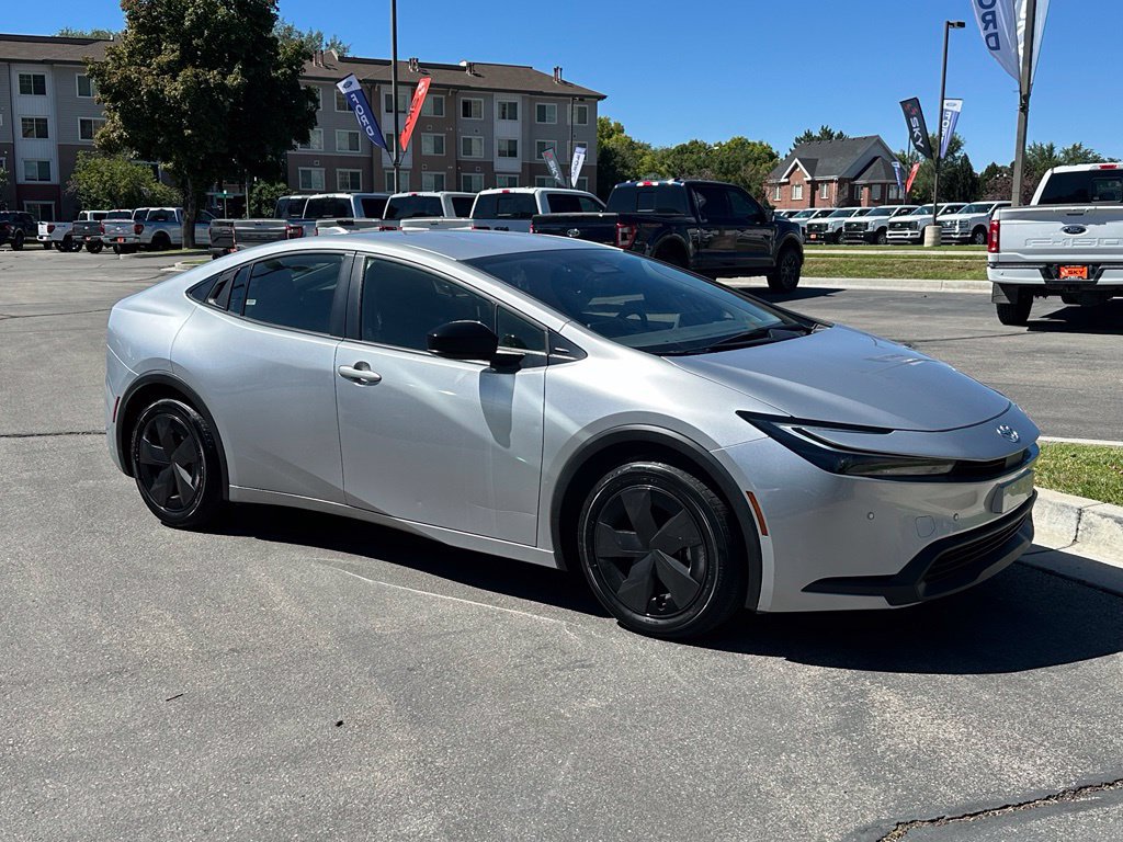Used 2025 Toyota Prius LE FWD image 5