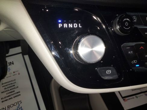 Used 2024 Chrysler Pacifica Touring-L image 25