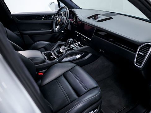 Used 2020 Porsche Cayenne Turbo S image 14