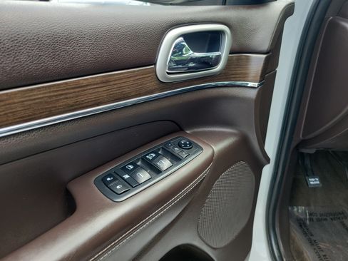 Used 2018 Jeep Grand Cherokee Overland AWD/4WD image 18