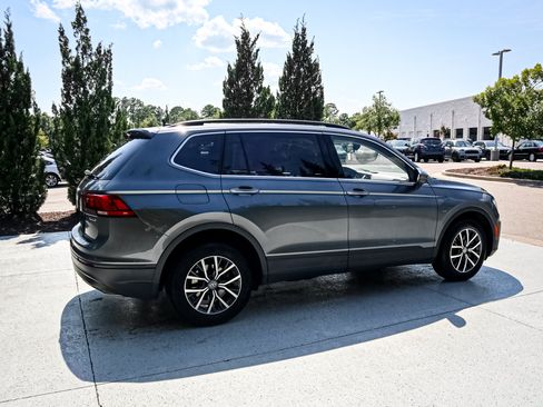 Used 2019 Volkswagen Tiguan SE w/ Panoramic Sunroof Package AWD/4WD image 11