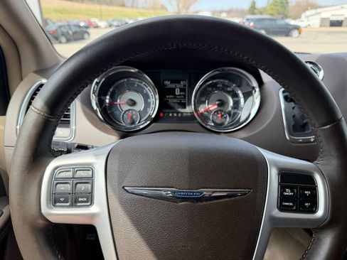 Used 2016 Chrysler Town & Country Touring image 21