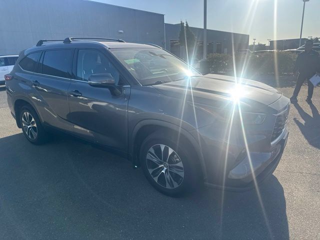 Used 2022 Toyota Highlander XLE AWD/4WD image 3