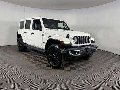 Used 2025 Jeep Wrangler Unlimited Sahara AWD/4WD image 3