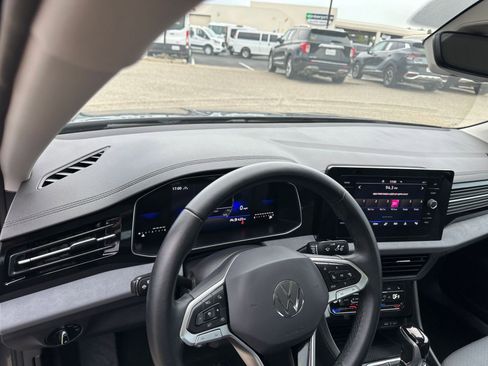 Used 2025 Volkswagen Jetta SE image 36