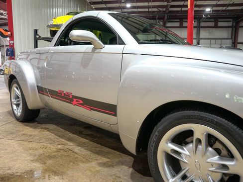 Used 2004 Chevrolet SSR w/ Preferred Equipment Group RWD image 25