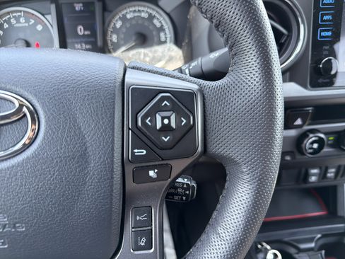 Used 2018 Toyota Tacoma TRD Sport AWD/4WD image 19