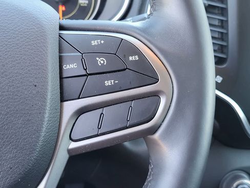 Used 2019 Jeep Cherokee Latitude Plus w/ Comfort/Convenience Group AWD/4WD image 17