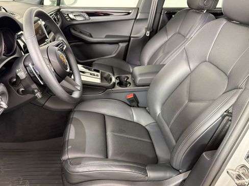 Certified 2025 Porsche Macan AWD/4WD image 5