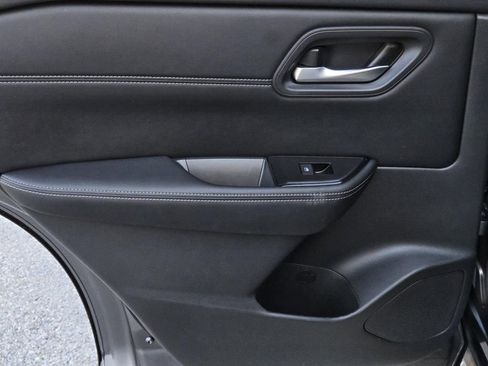 Used 2024 Nissan Rogue SV w/ SV Premium Package image 12