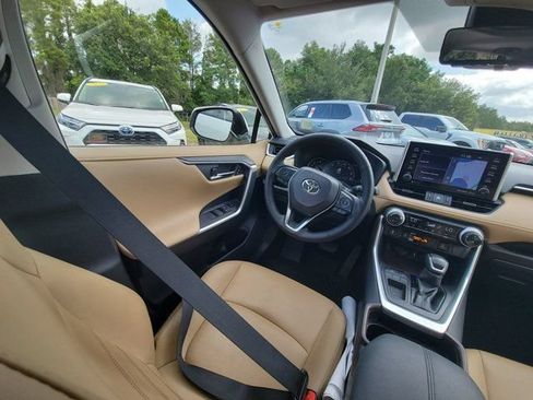 Used 2019 Toyota RAV4 Limited FWD image 7