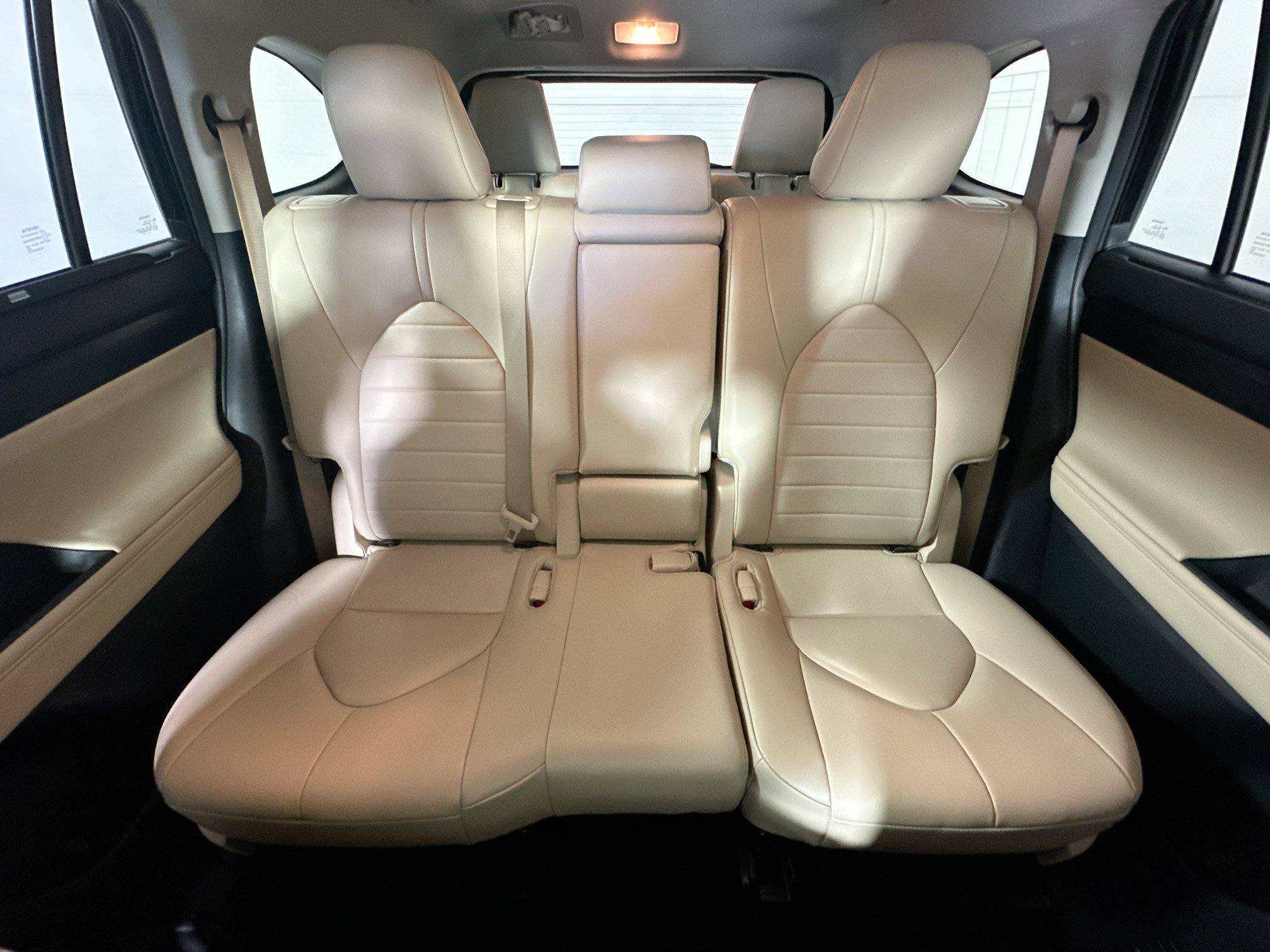 Used 2024 Toyota Highlander XLE FWD image 30