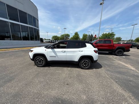 Used 2025 Jeep Compass Trailhawk AWD/4WD image 8
