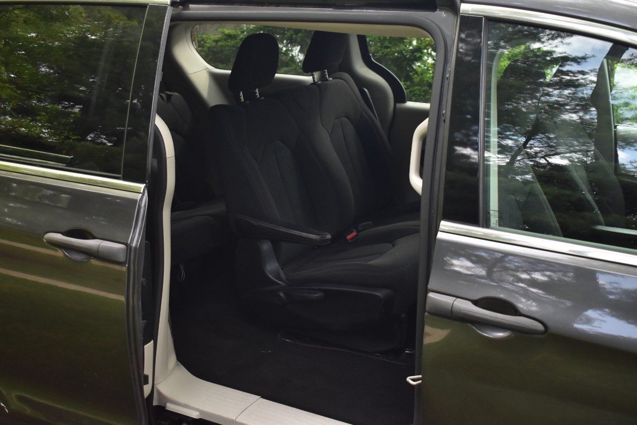 Used 2019 Chrysler Pacifica L FWD image 37