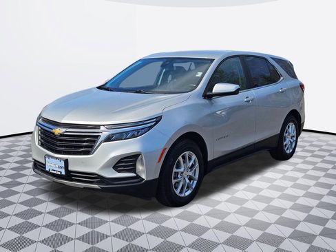 Used 2022 Chevrolet Equinox LT w/ Driver Convenience Package FWD image 2