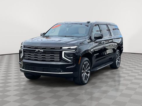 Used 2025 Chevrolet Suburban High Country w/ Sun And Tow Package AWD/4WD image 3