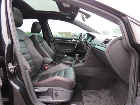 Used 2015 Volkswagen GTI SE FWD image 32